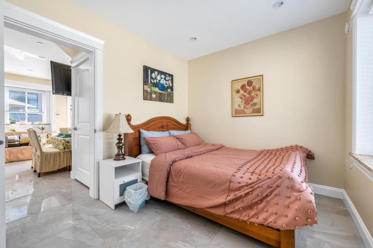 Three Bedrooms Brand New Laneway House Near Public Transit バンクーバー エクステリア 写真