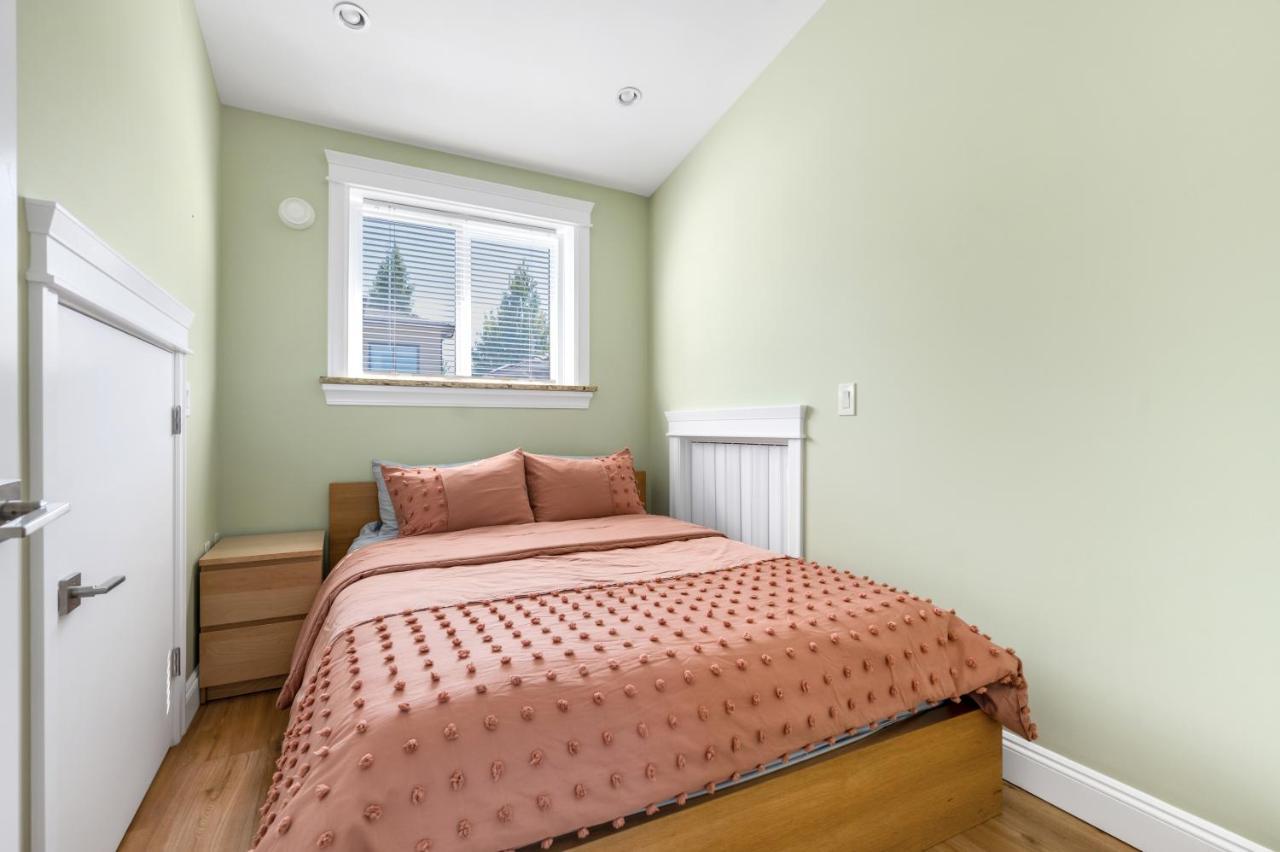 Three Bedrooms Brand New Laneway House Near Public Transit バンクーバー エクステリア 写真