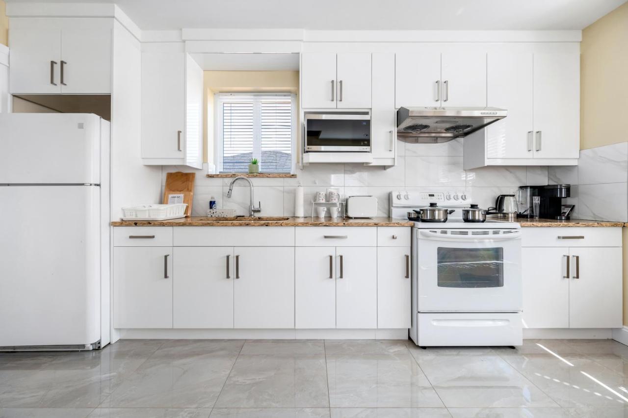 Three Bedrooms Brand New Laneway House Near Public Transit バンクーバー エクステリア 写真