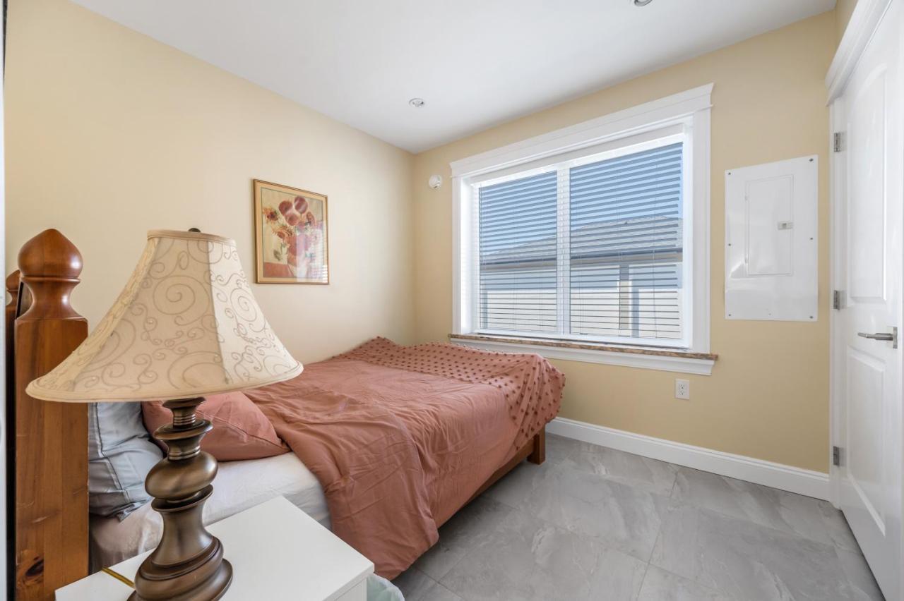Three Bedrooms Brand New Laneway House Near Public Transit バンクーバー エクステリア 写真